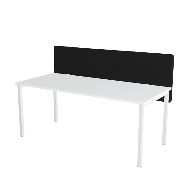 Schwarze Tischtrennwand auf weißem Hintergrund