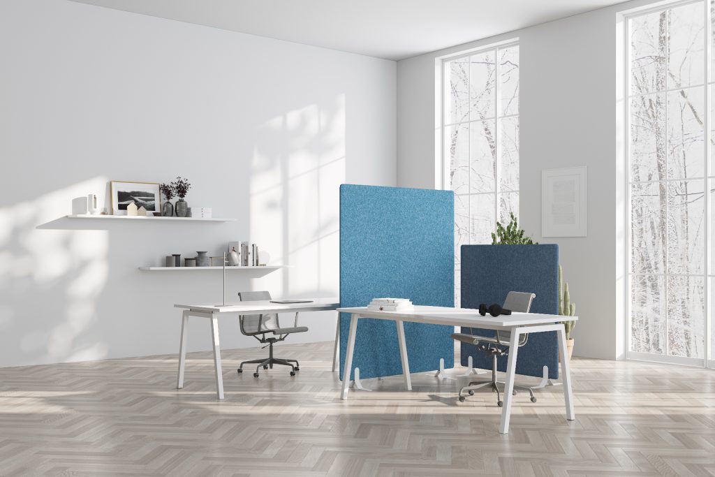 Dunkelblaue und blaue Lärmschutzwand im Bürobereich