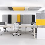 Gelbes, graues und schwarzes Paneel an Decke und Wand im Bürobereich