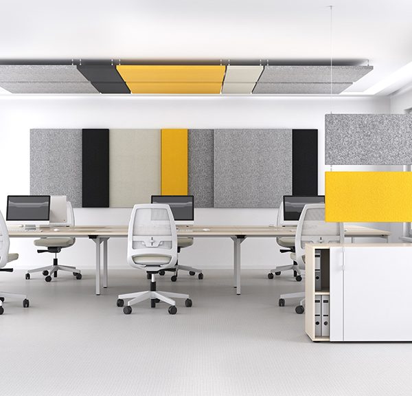 Gelbes, graues und schwarzes Paneel an Decke und Wand im Bürobereich