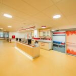 Flur des Krankenhauses mit Paneelen Hygiene Clinic E