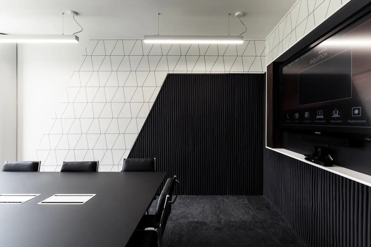 Slalom Wall Covering Tunnel