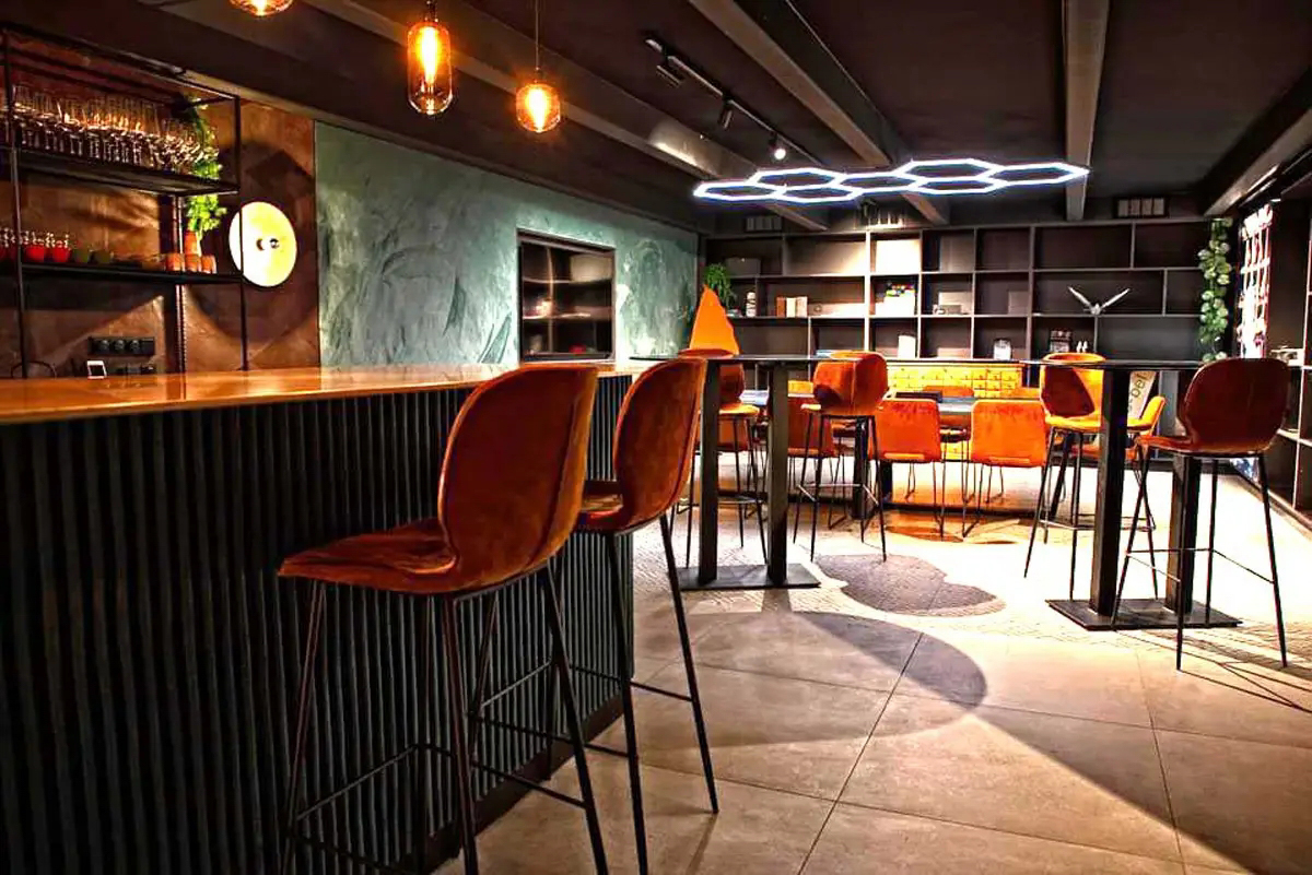 Slalom Wall Covering Tunnel